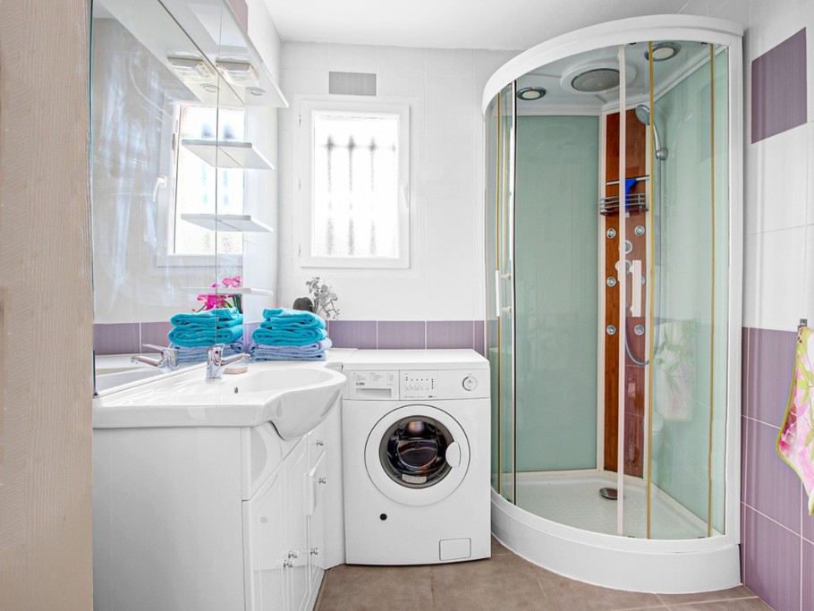 Salle de bain avec machine à laver Marseillan