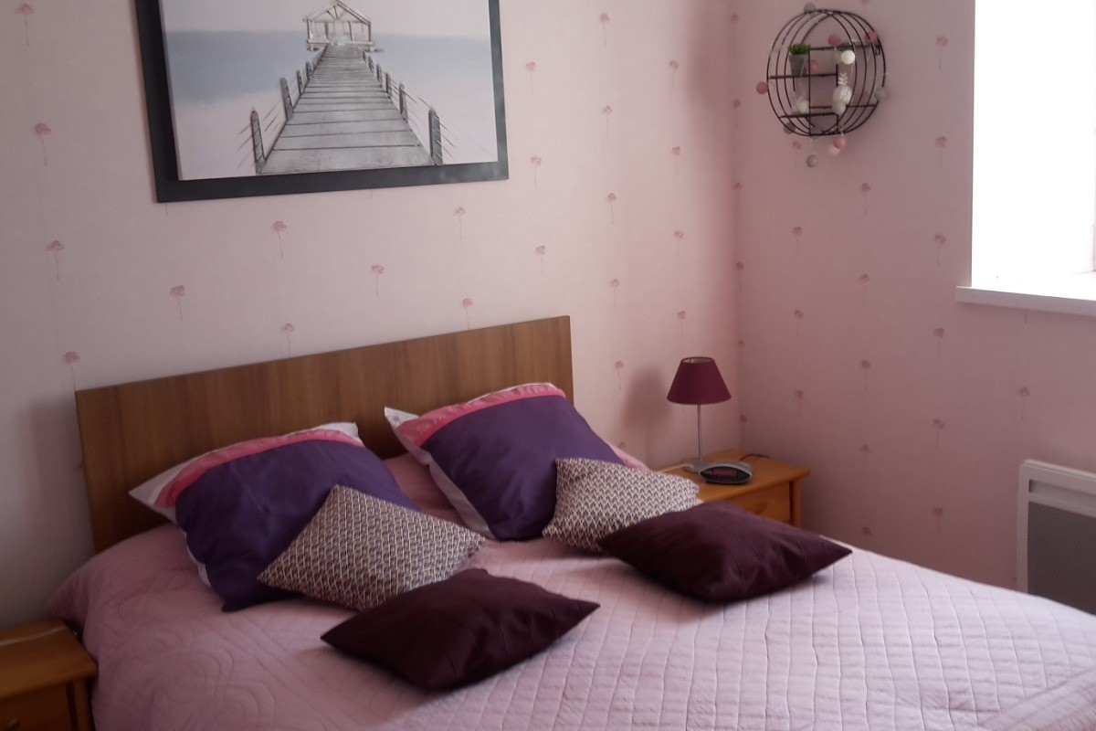 La chambre rose au rez-de-chaussée