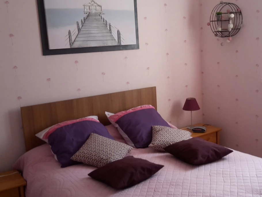 La chambre rose au rez-de-chaussée