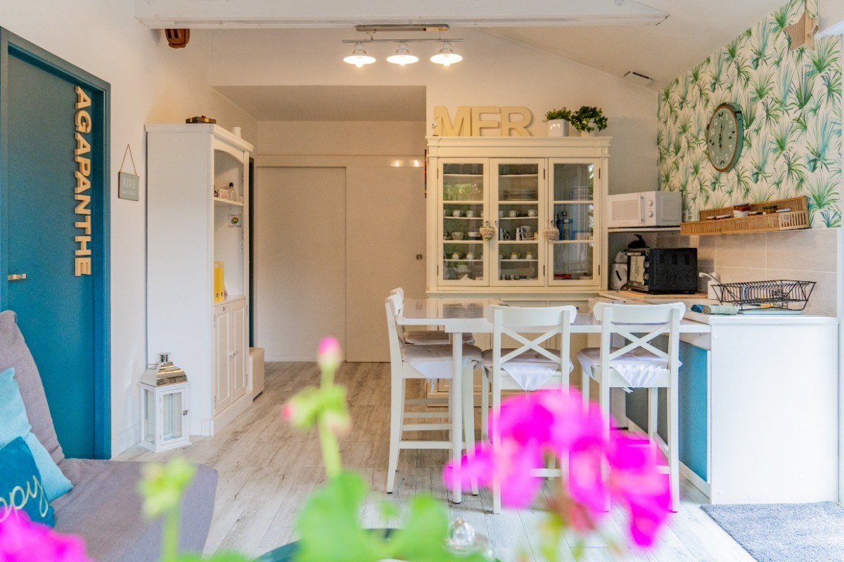 Salon / Kitchenette: espace commun aux 2 chambres