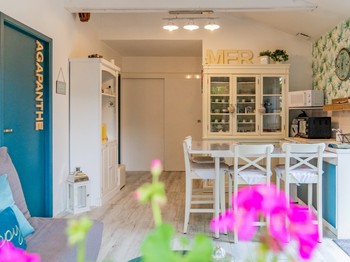 Salon / Kitchenette: espace commun aux 2 chambres
