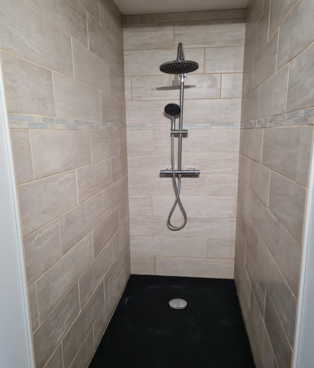 Salle d'eau au rdc avec douche à l'italienne