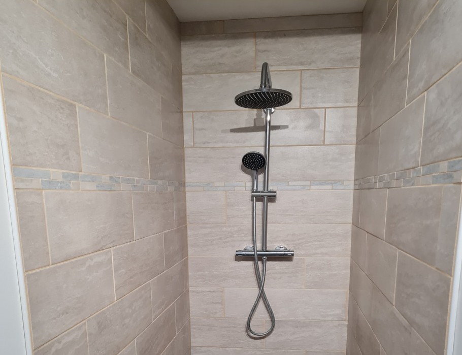 Salle d'eau au rdc avec douche à l'italienne