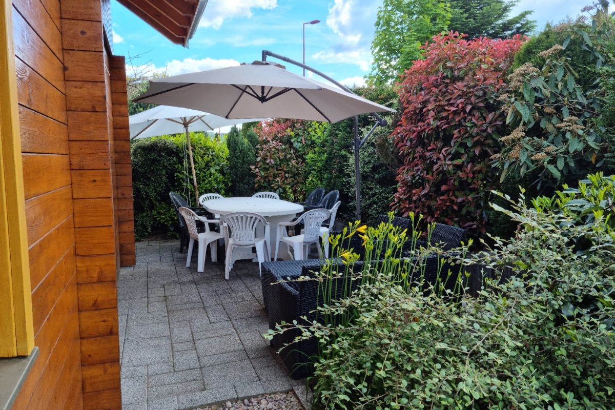 Terrasse coin repas et coin salon