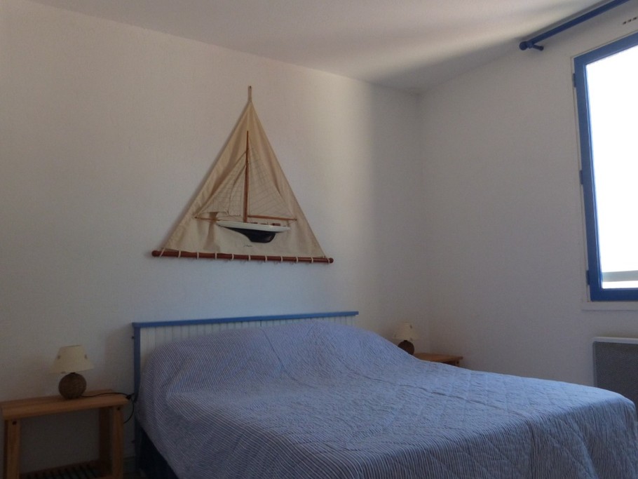 Chambre avec un lit 140