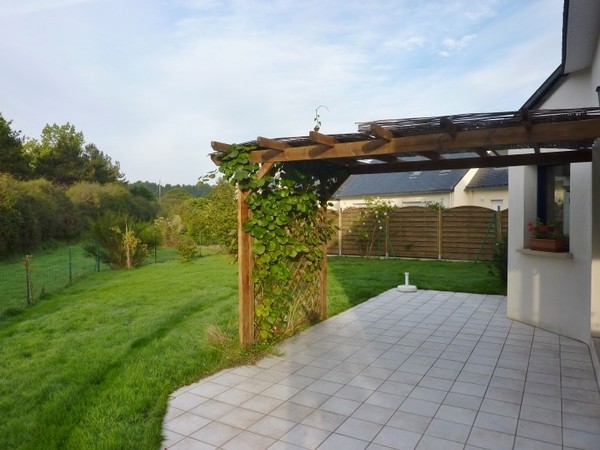 TERRASSE OMBRAGEE PAR SA PERGOLA