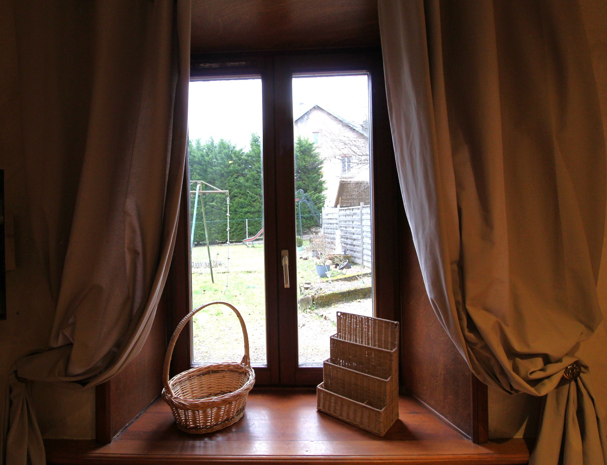 Espace extérieur avec jeux, balancoire, cuisine d'été et jacuzzi gonflable à disposition seulement du 1er mai au 31 septembre