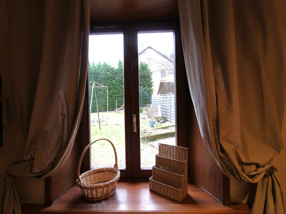 Espace extérieur avec jeux, balancoire, cuisine d'été et jacuzzi gonflable à disposition seulement du 1er mai au 31 septembre