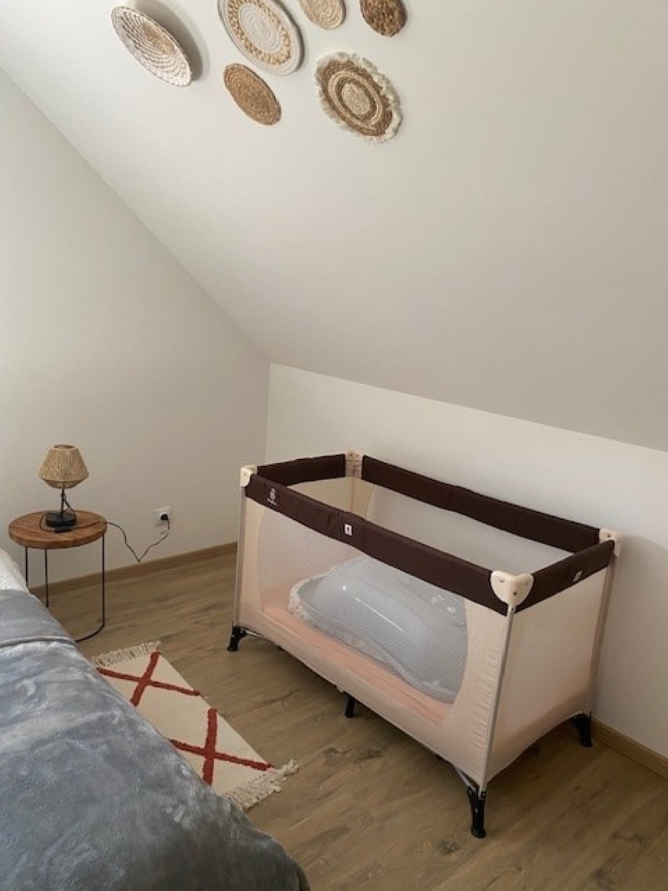 Lit bébé à disposition