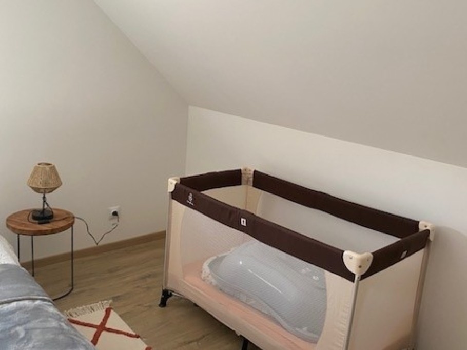 Lit bébé à disposition