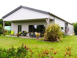Terrasse commune avec les propriétaires. Accès au jardin commun. Terrasse privative également avec accès indépendant.