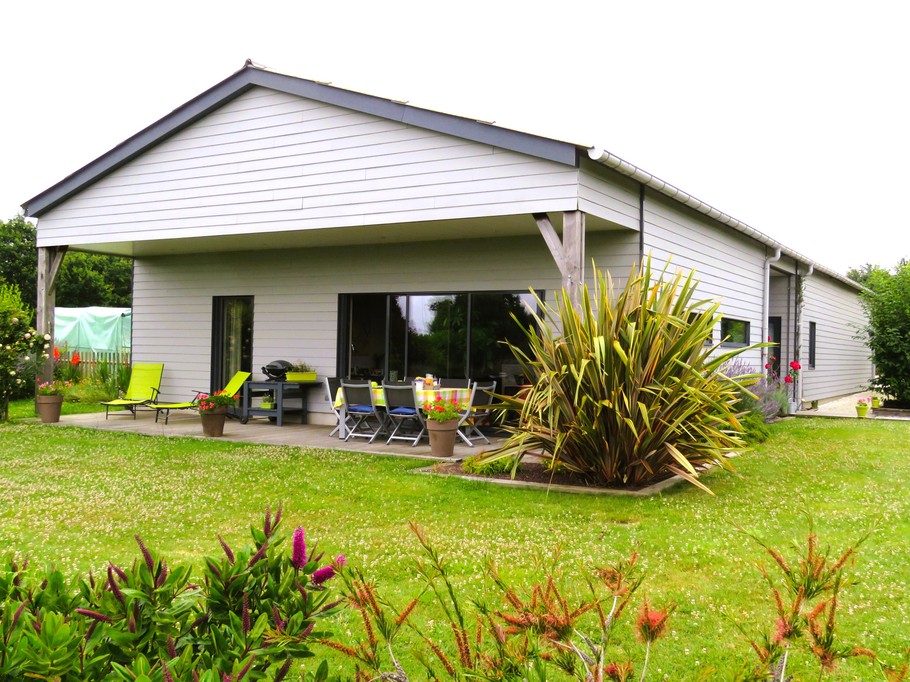 Terrasse commune avec les propriétaires. Accès au jardin commun. Terrasse privative également avec accès indépendant.