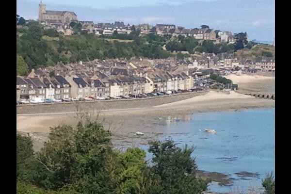 Cancale : Ville très touristique avec ses commerces.