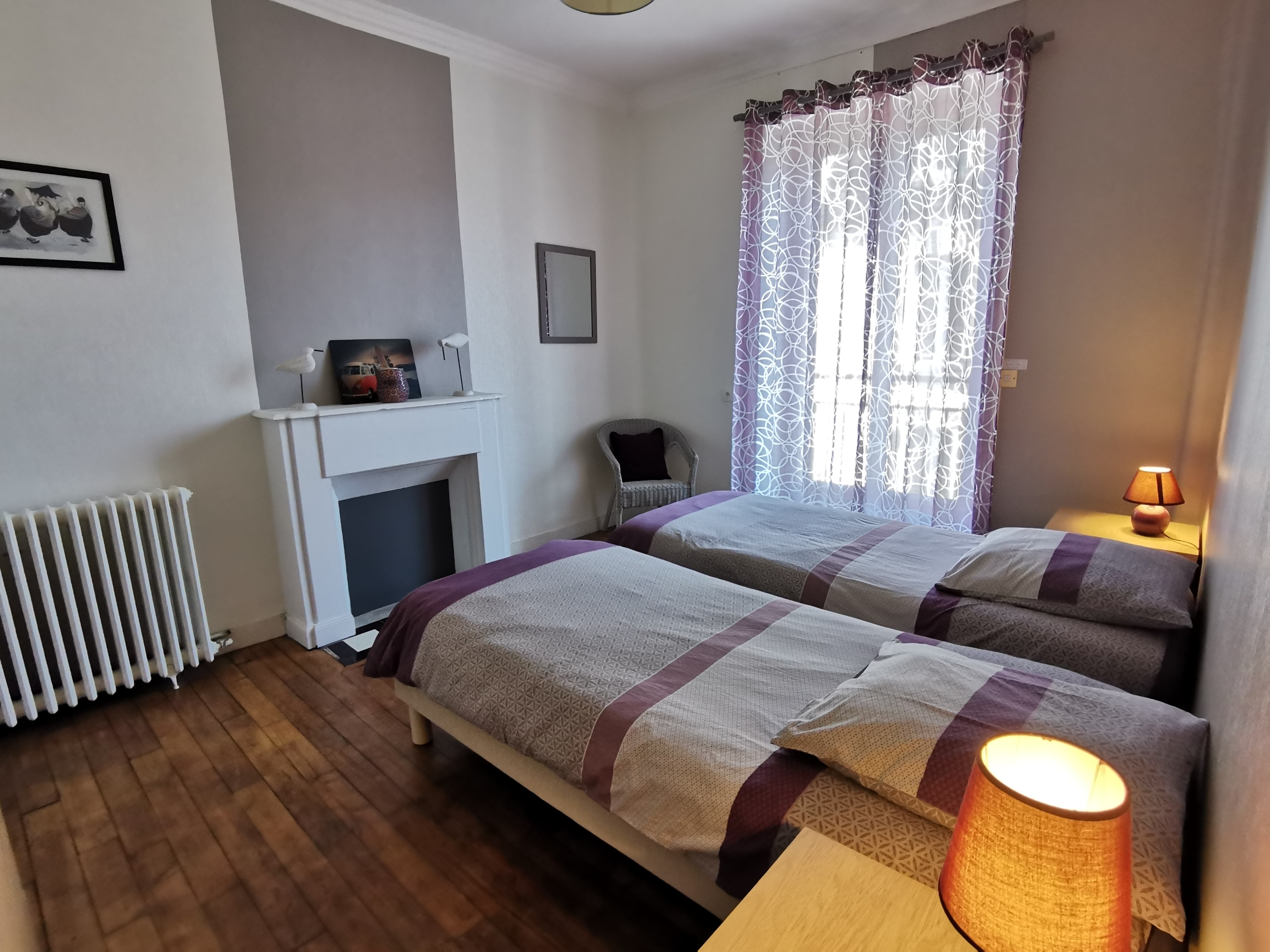 Chambre Galet 1er étage (configuration 2 lits 80 x200, peut être aménagé en 1 lit 160x200), vue rue (calme)