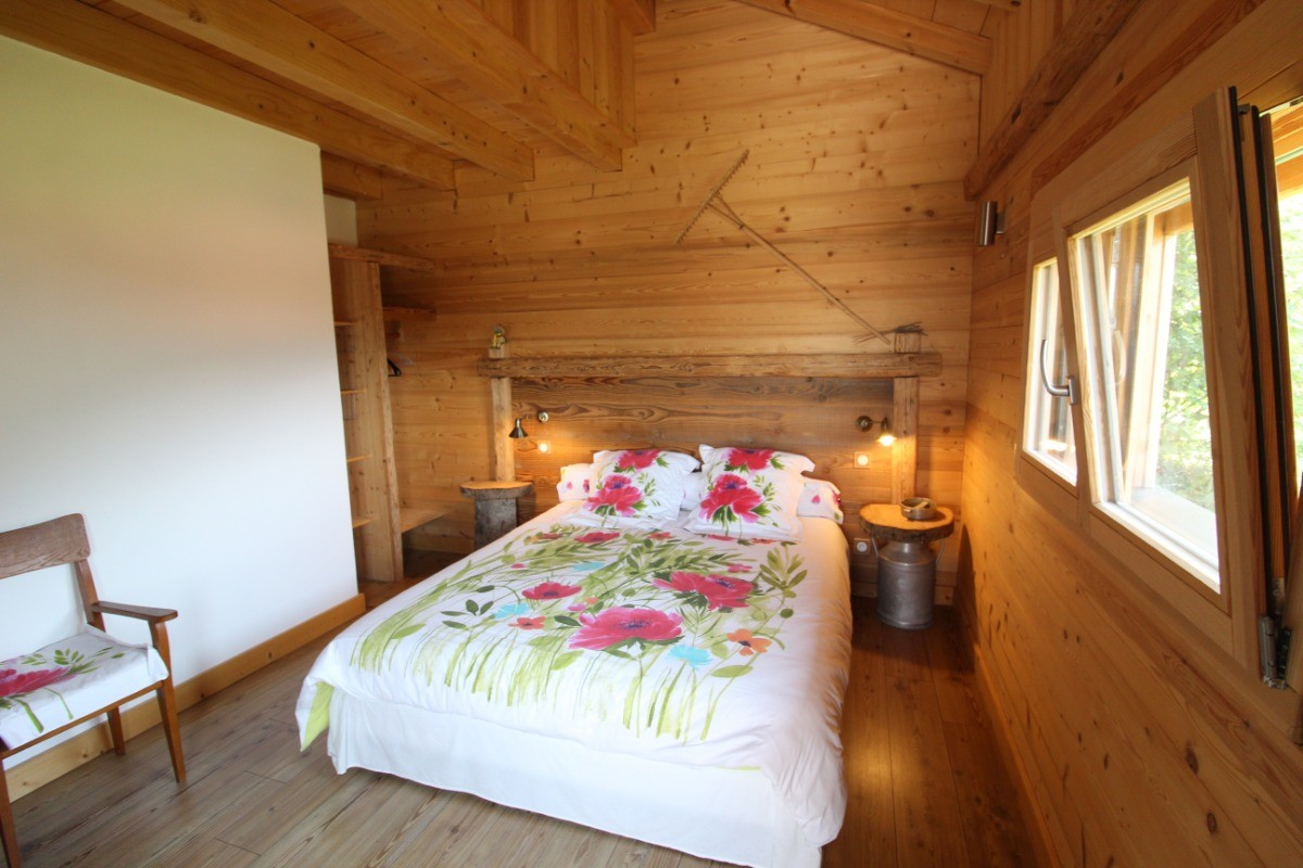 Chambre ouverte sur balcon / terrasse et communicante avec salle d'eau