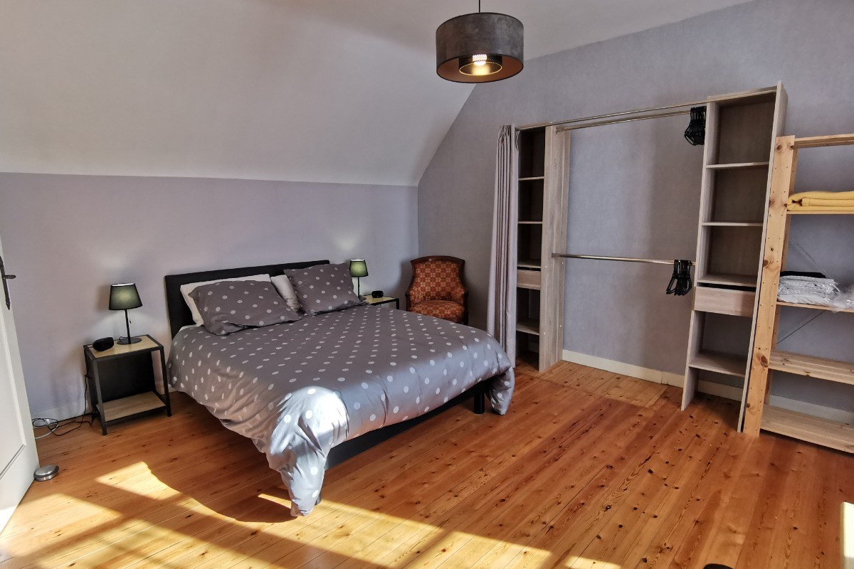 Chambre avec lit 140 à l'étage