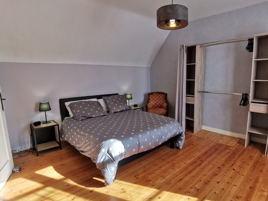 Chambre avec lit 140 à l'étage