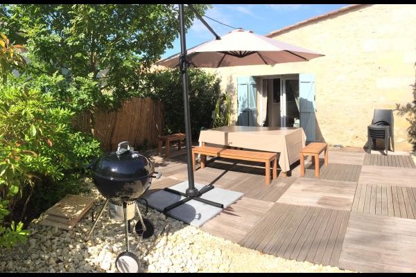 Terrase en bois, meubles en teck, pour prendre les repas au grand air