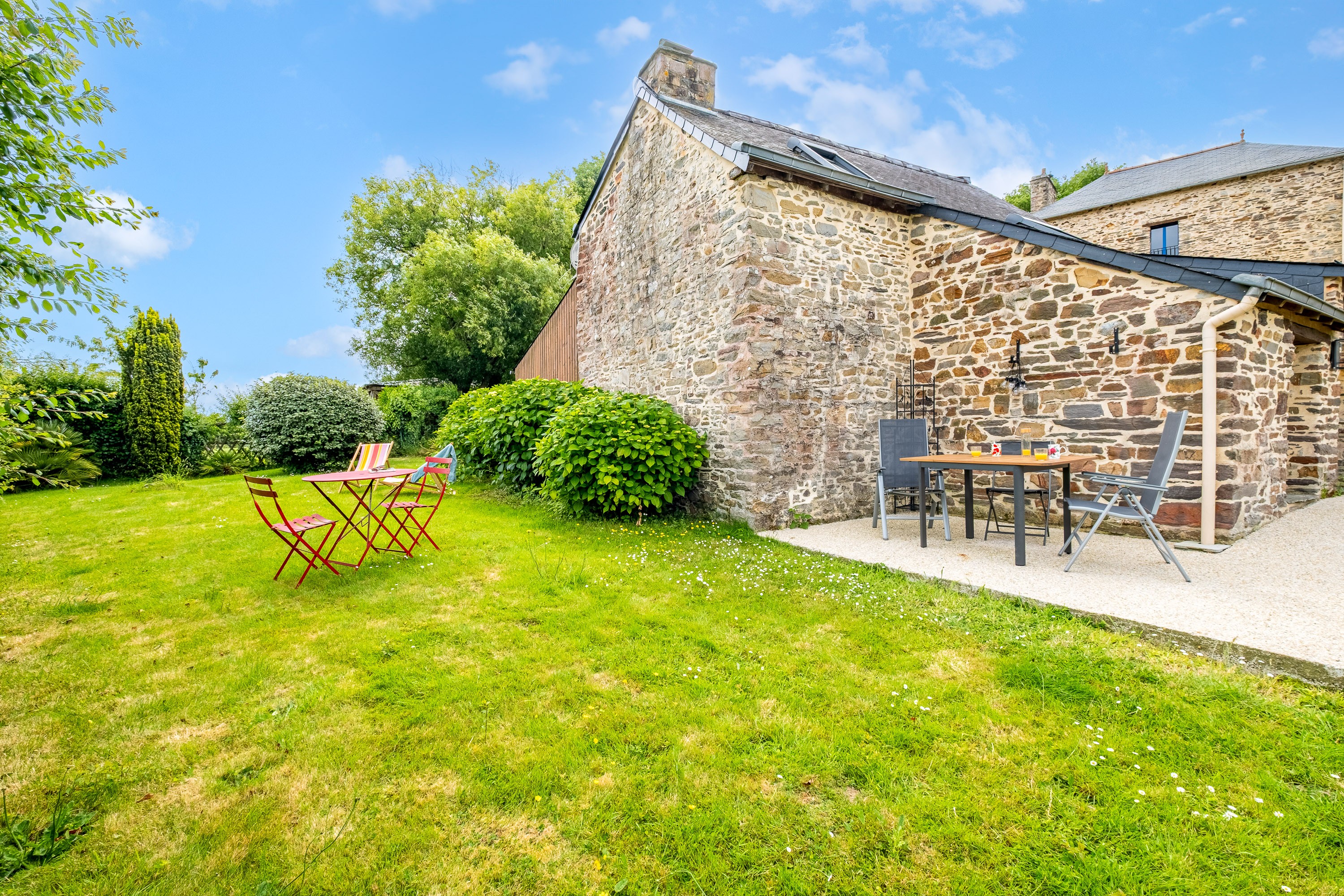 Le charmant gîte Le Val, avec un accès indépendant, jardin et terrasse privatifs, stationnement à proximité et accès à tous les équipements communs à la propriété, dont la piscine en saison !