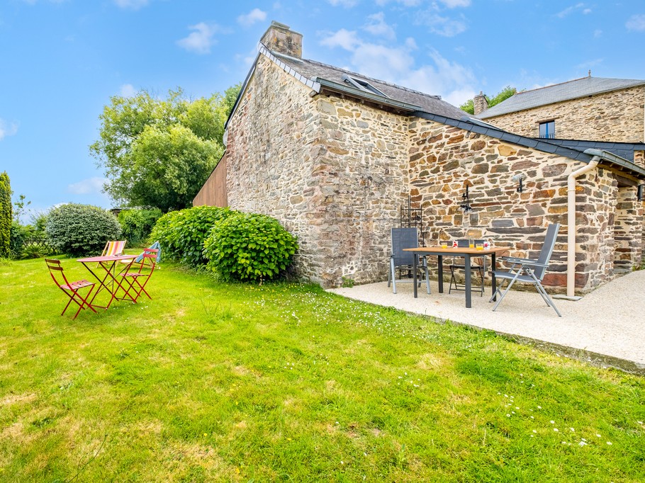 Le charmant gîte Le Val, avec un accès indépendant, jardin et terrasse privatifs, stationnement à proximité et accès à tous les équipements communs à la propriété, dont la piscine en saison !