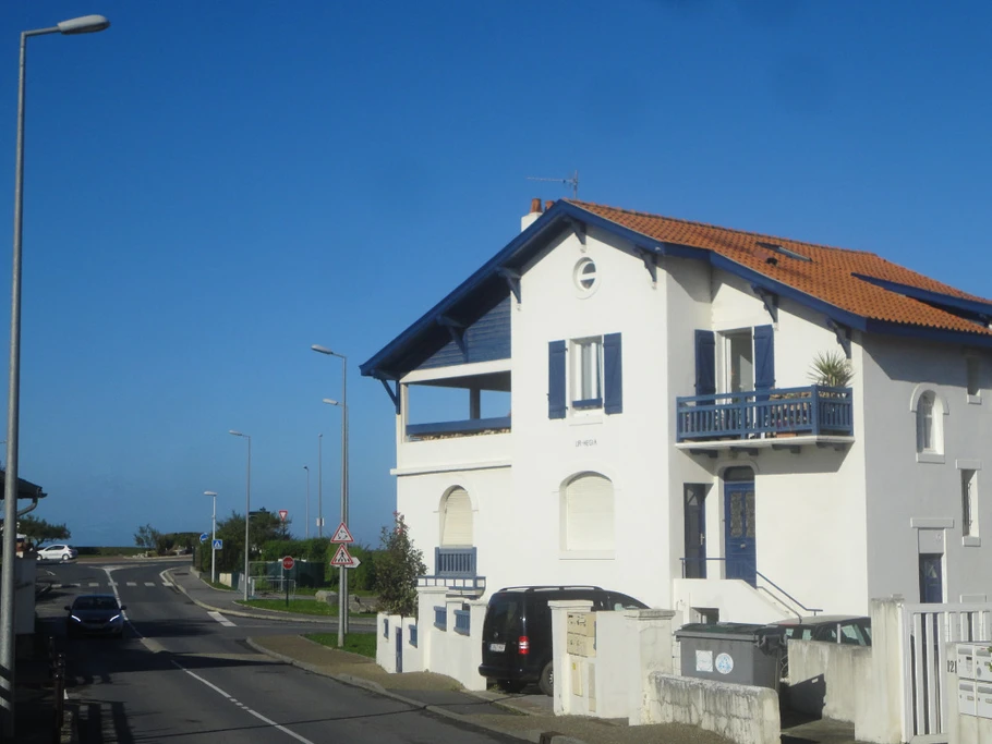 Vue arrière de la Villa Ur-Hegia, l'océan au bout de la rue