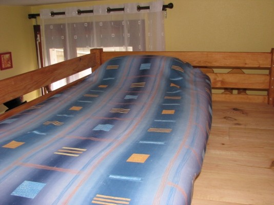 Lit Mezzanine de 90 cm avec couette 140 x 200. Oreiller 50 x 70 avec protection