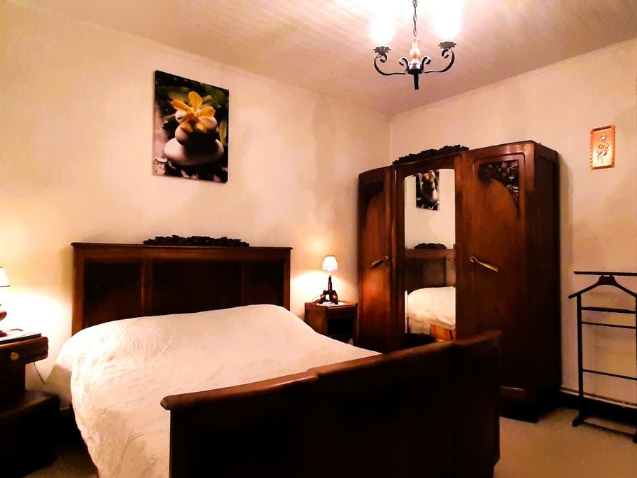 Chambre 1 : 1 lit 2 pers. en 140 cm x 190 cm
Literie neuve.