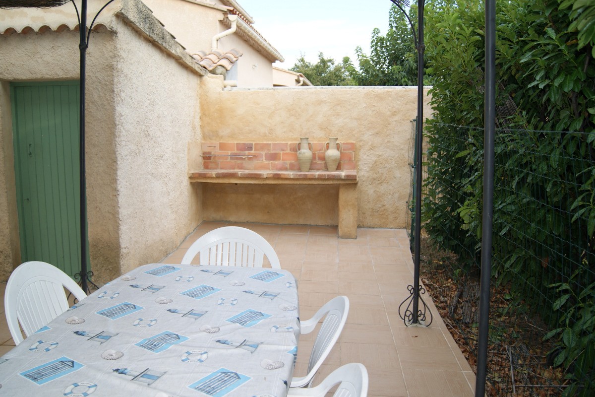 Depuis la fin de l'été 2017, un nouveau barbecue est à disposition à côté de la piscine.