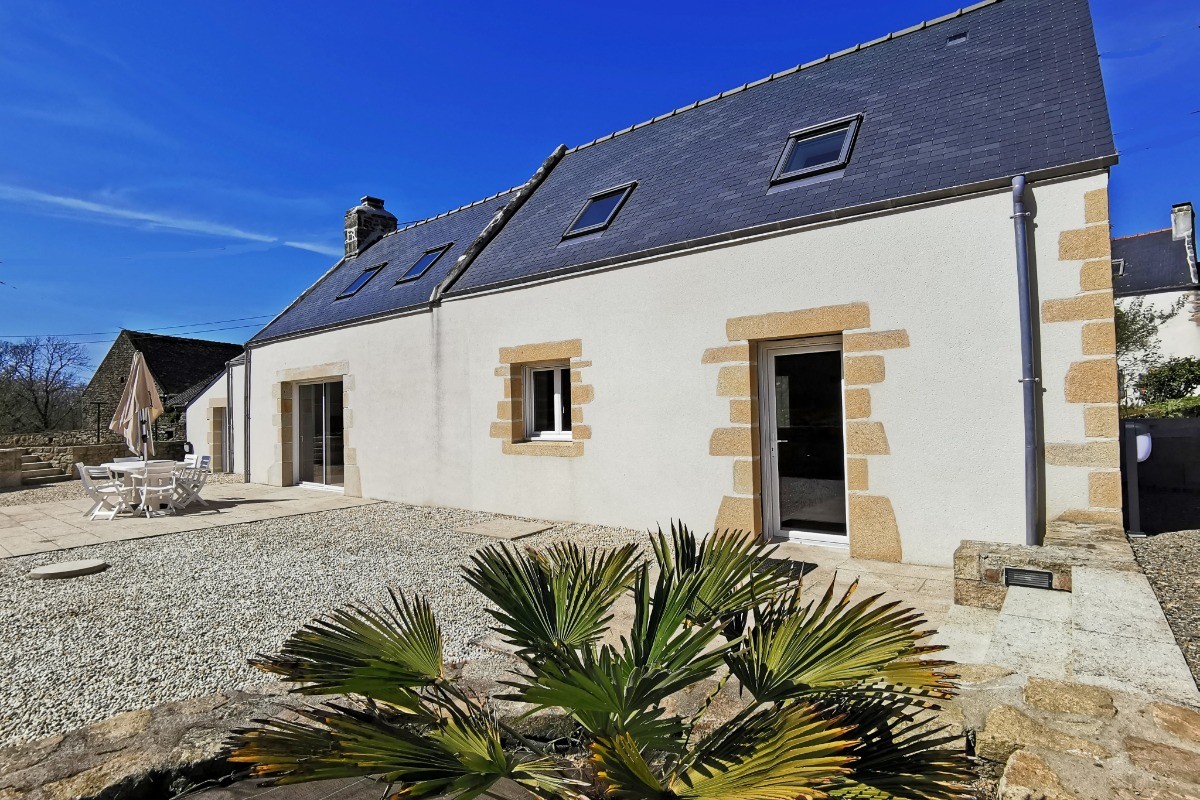 Longère avec sa grande terrasse dans un petit hameau très calme  à la campagne