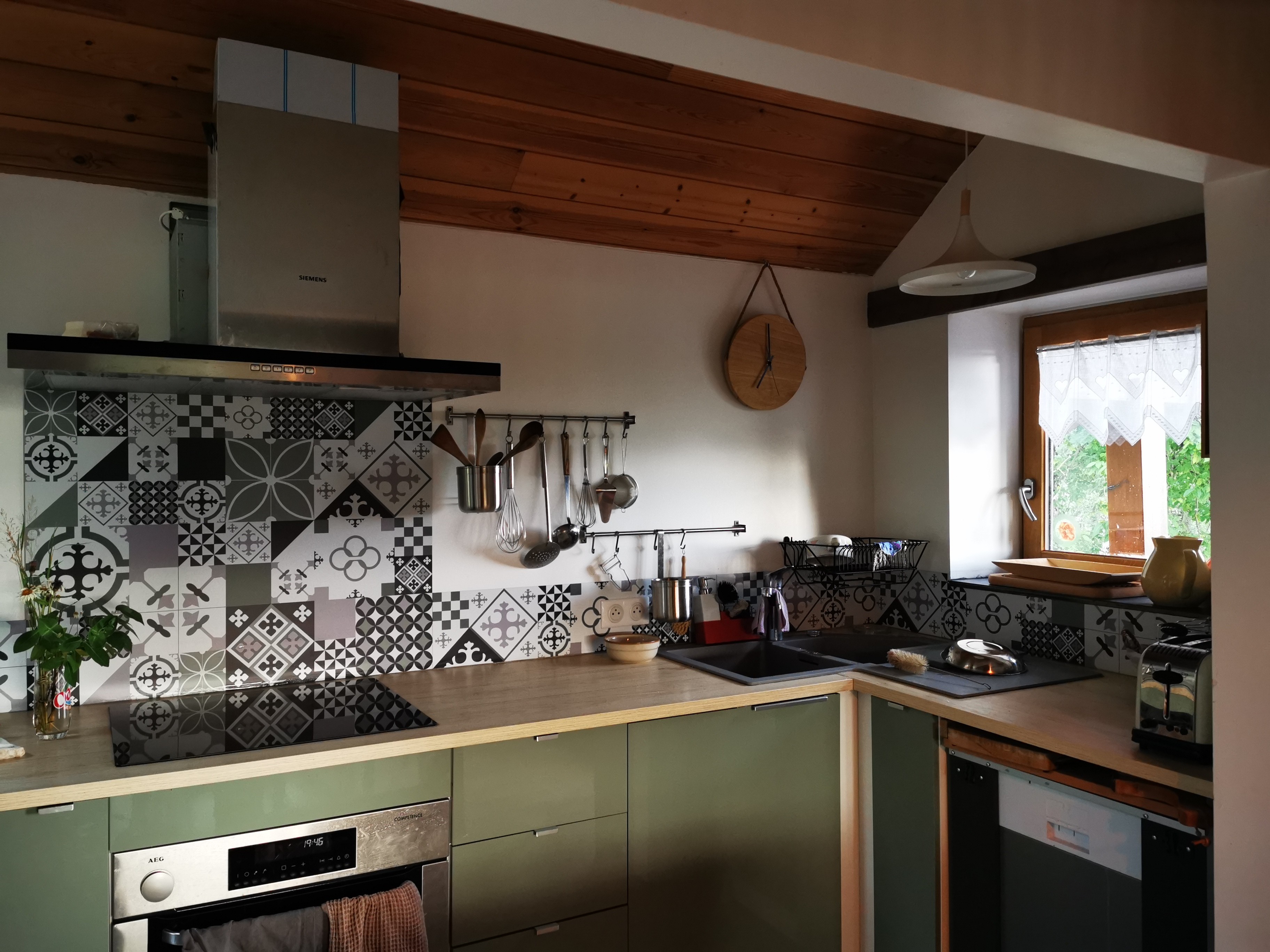 Cuisine ouverte sur salon/ séjour - Gîte chalet paisible