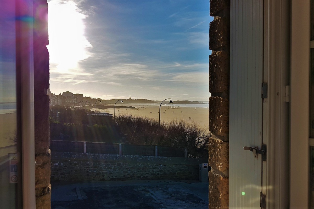 Vue sur la plage du Sillon et Saint-Malo intra-muros depuis la chambre pour 2 personnes.
Crédits photos : Hélène QUENTIN, Clévacances 35