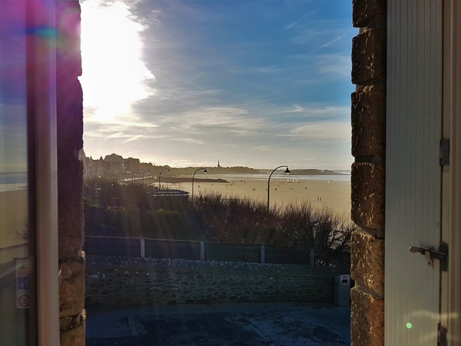 Vue sur la plage du Sillon et Saint-Malo intra-muros depuis la chambre pour 2 personnes.
Crédits photos : Hélène QUENTIN, Clévacances 35