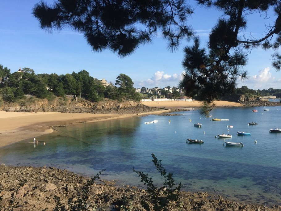 Photo touristique, plage de la côte d'Emeraude, Gîte du doux verger