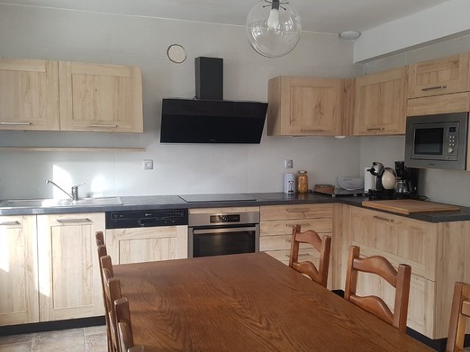 Agréable cuisine équipée / tables 6/10 personnes