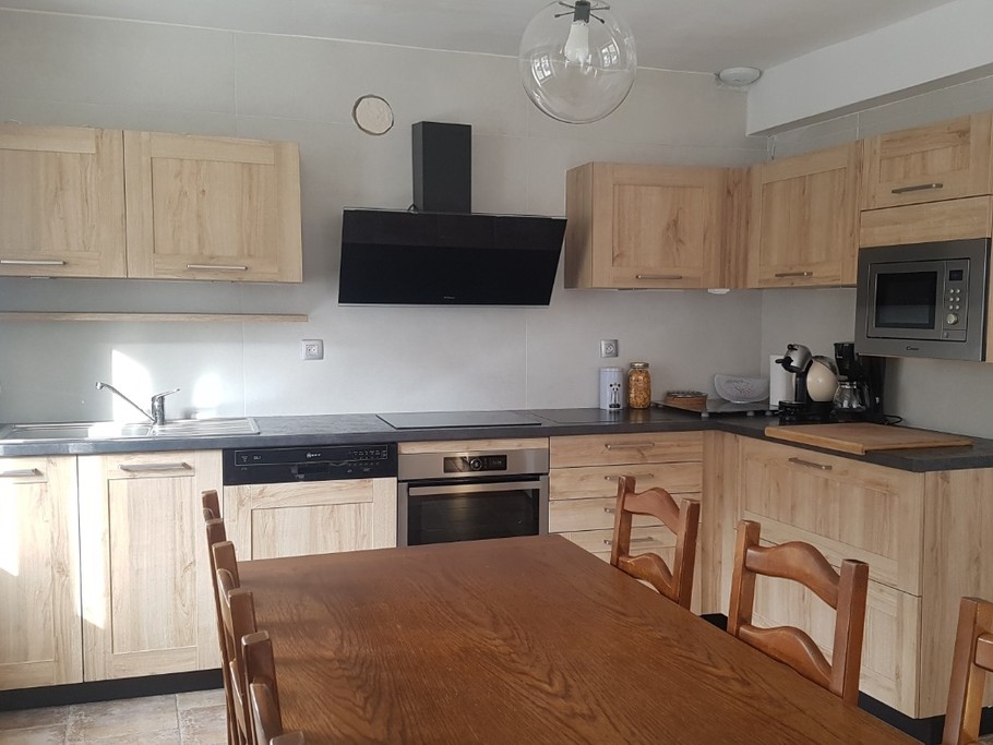 Agréable cuisine équipée / tables 6/10 personnes