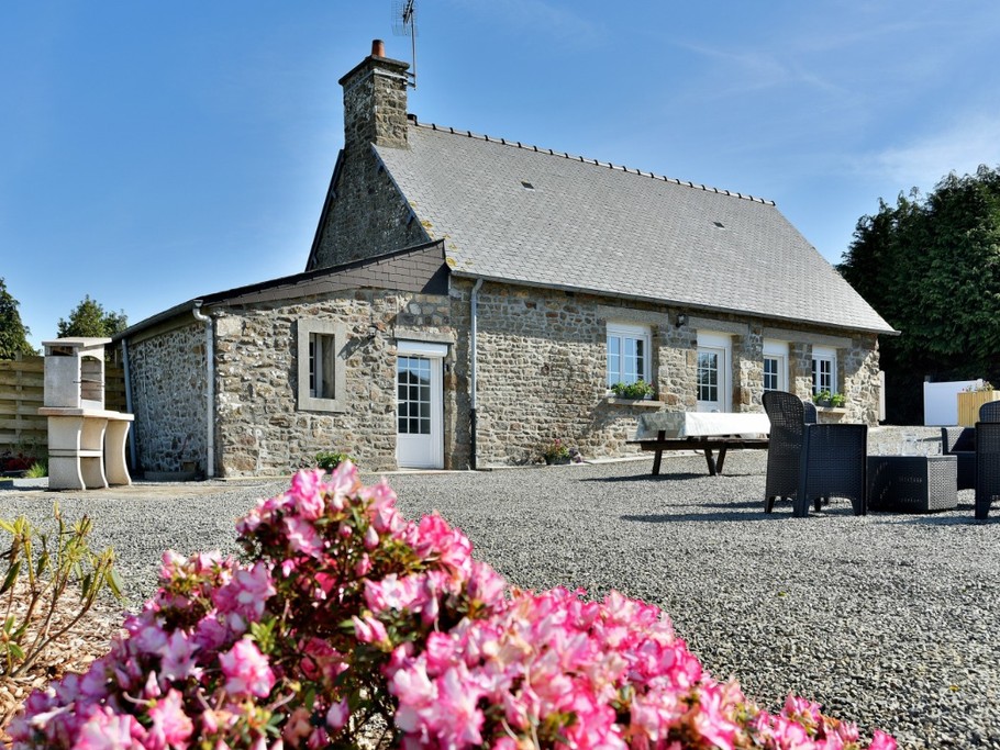 Salon de jardin pour profiter du soleil. Parasol à votre disposition dans l'abris clos et sécurisé.