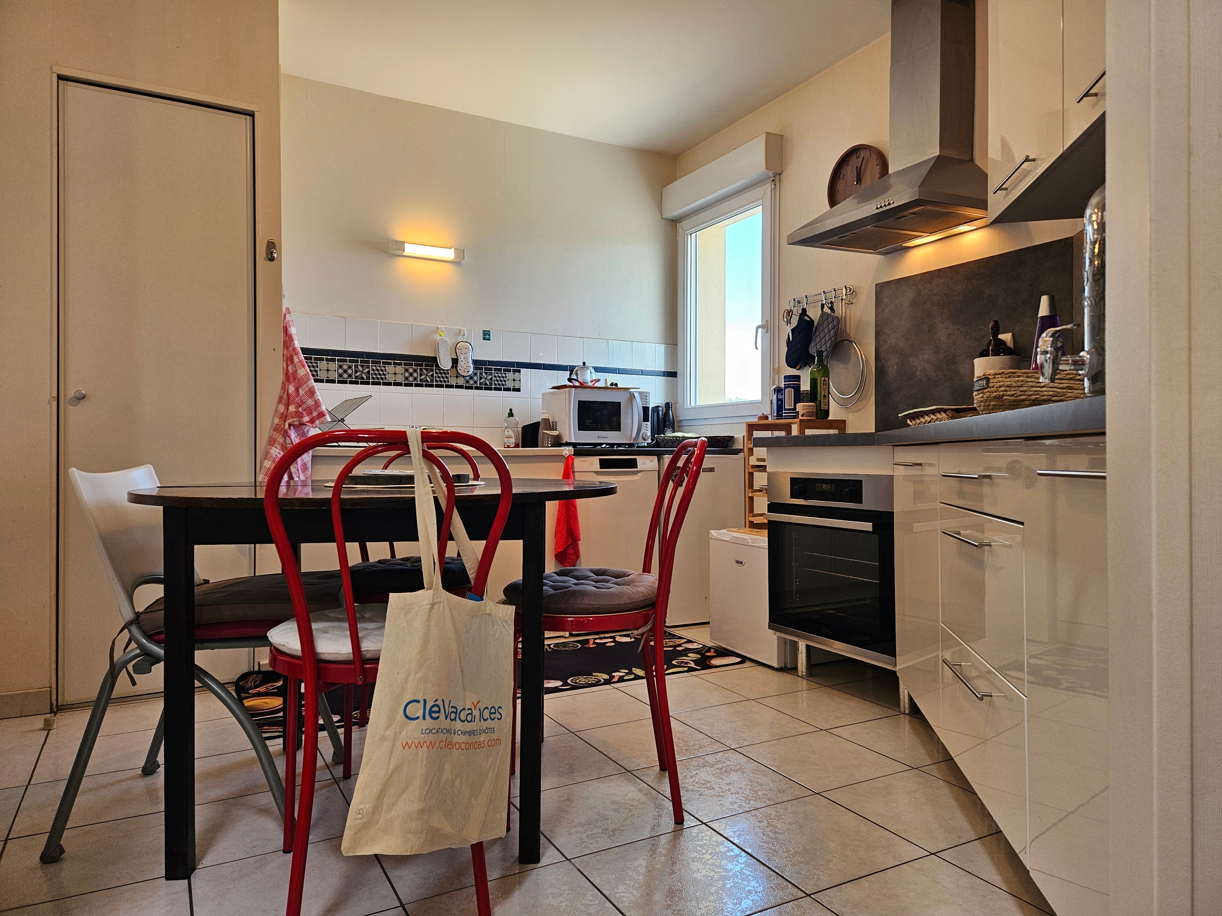 Cuisine ouverte et toute équipée (four, micro-ondes, lave-vaisselle nombreux petits électroménagers)