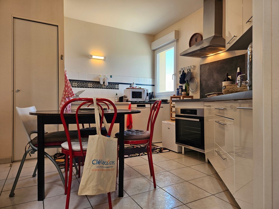 Cuisine ouverte et toute équipée (four, micro-ondes, lave-vaisselle nombreux petits électroménagers)