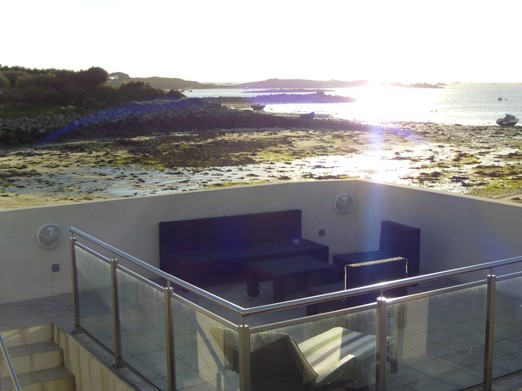 Salon de jardin sur balcon avec vue mer