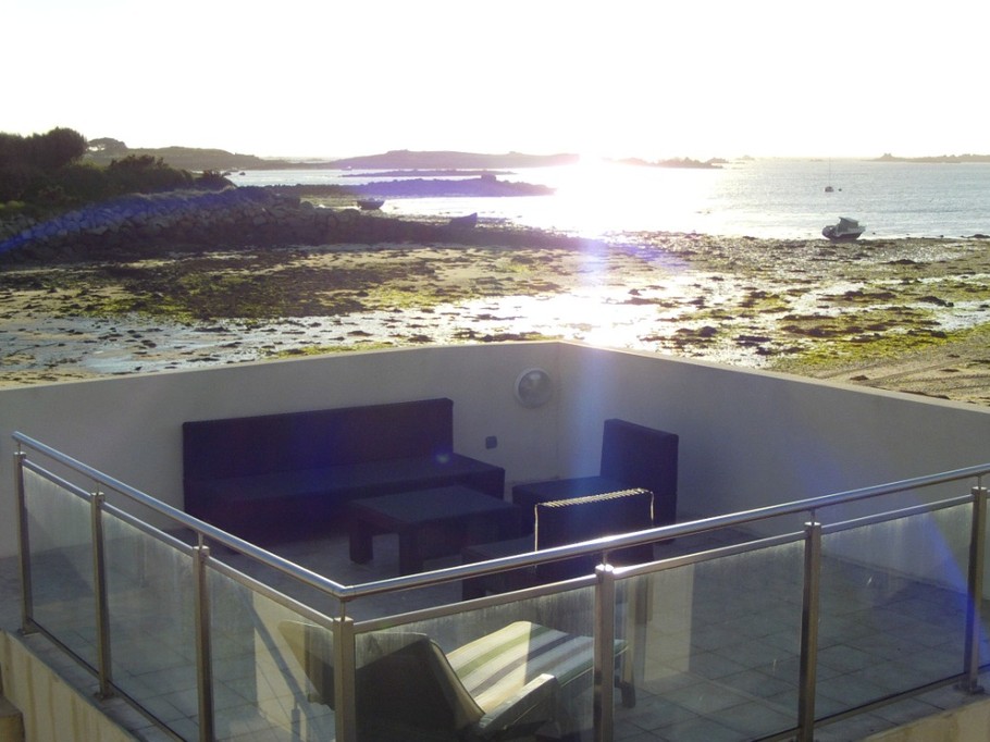 Salon de jardin sur balcon avec vue mer