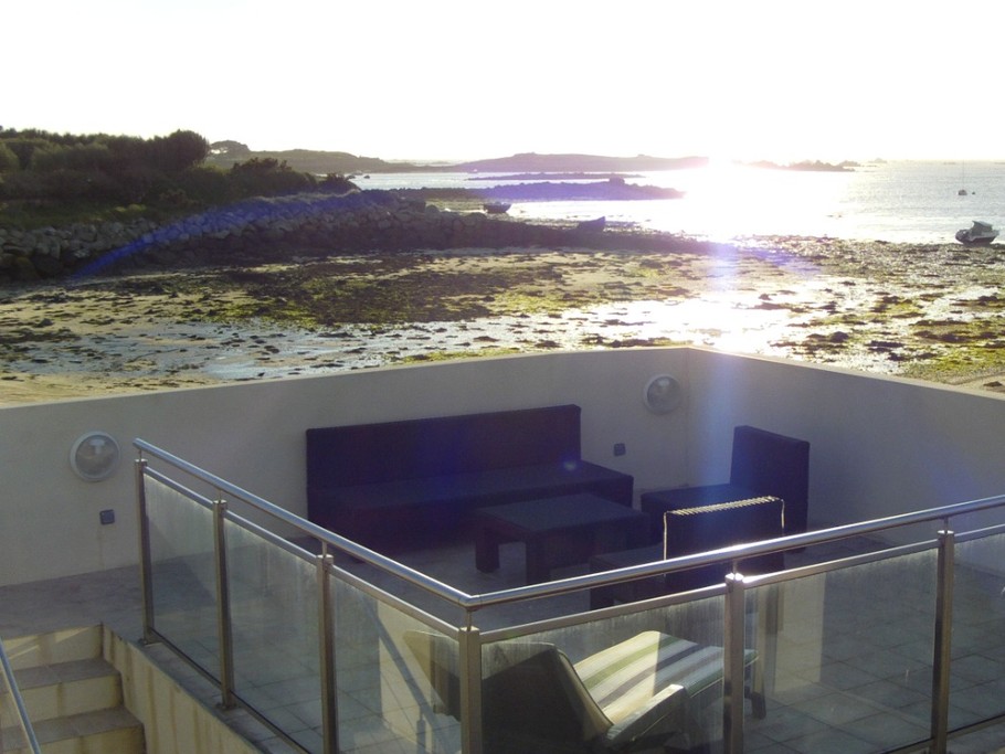 Salon de jardin sur balcon avec vue mer