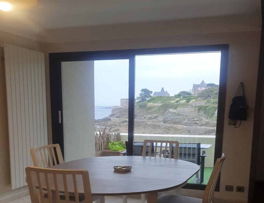 Espace repas avec accès sur terrasse pleine vue mer