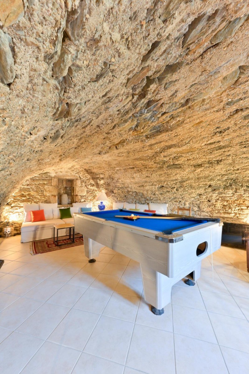 Salle de jeux du gîte avec billard américain dans une cave voûtée en pierre