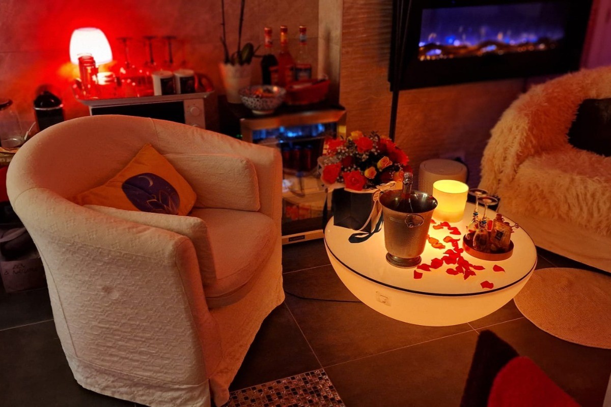 Coin salon avec cafetière Nespresso, bouilloire,minibar et micro ondes