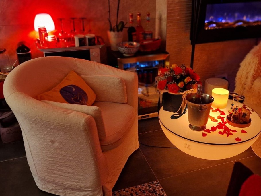 Coin salon avec cafetière Nespresso, bouilloire,minibar et micro ondes