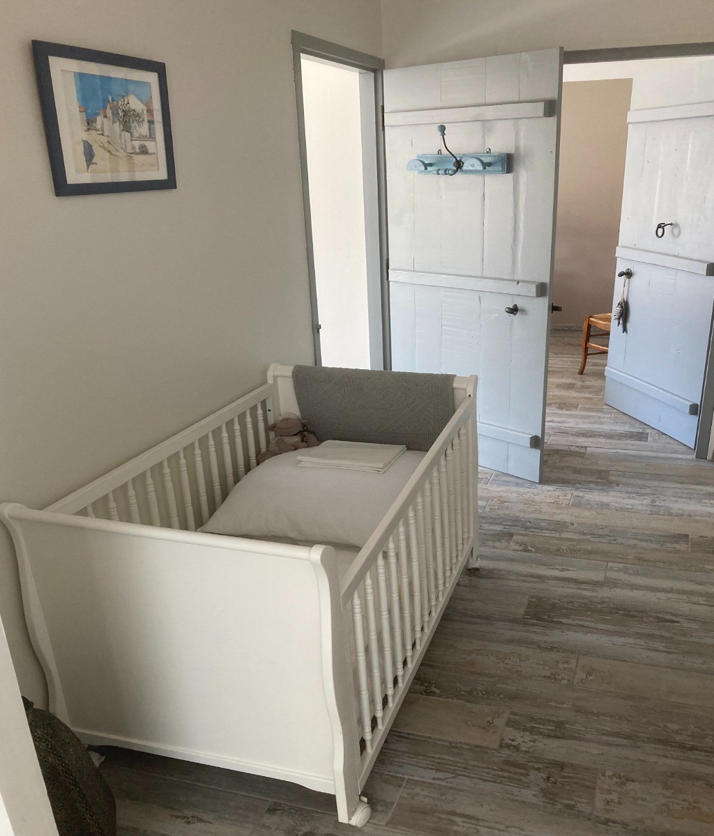 Le lit pour bébé du gite "Une anguille dans le puits" pour 4 personnes, ile d'Oléron en Charente maritime