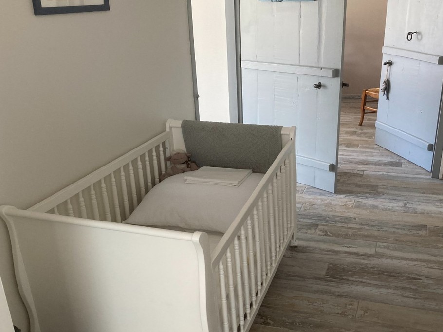 Le lit pour bébé du gite "Une anguille dans le puits" pour 4 personnes, ile d'Oléron en Charente maritime