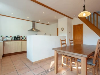 Salle à Manger ouvert à la cuisines - Bien pour socialiser ensemble!