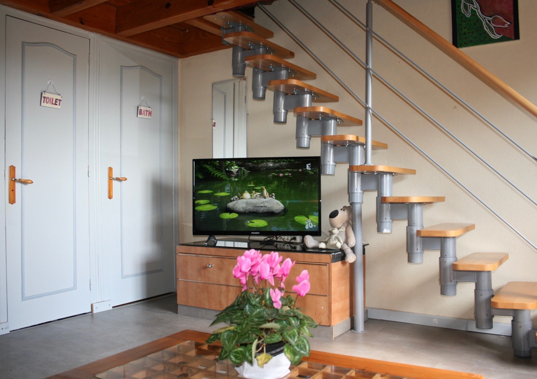 Le séjour et l'escalier menant à la chambre.