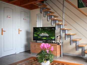 Le séjour et l'escalier menant à la chambre.